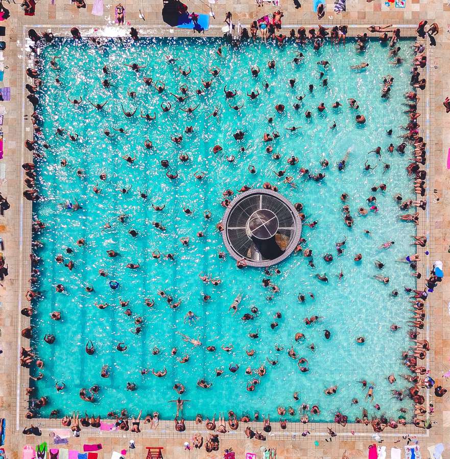 Drone POV, Piscina, Verano, Gente, Muchos, Multitud, Día, Completo, Relajarse, Ocio,
