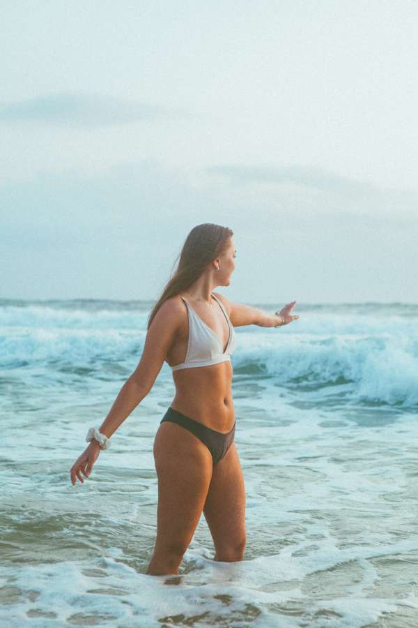 verano, playa, estilo de vida, vacaciones, joven, contento, hermosa, niña, mar, océano, hembra, gente, fiesta, viajar, mujer, ocio, agua, belleza, naturaleza, atractivo, cielo, broncearse, relajarse, al aire libre, sonreír, felicidad, tropical, sol, despreocupado, sombrero, libertad, apuntalar, disfrutar, sexy, moda, arena, bikini, alegría, persona, cuerpo, divertido, relajación, mujer, disfrute, costa, adulto, juntos, piel, al aire libre, tomar el sol
