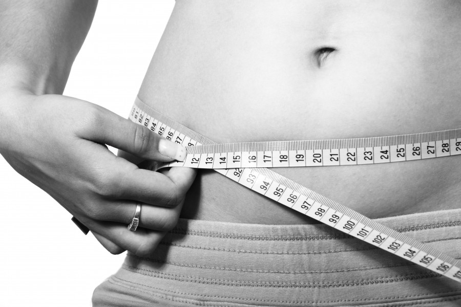 mujer, dieta, adelgazar, ropa, jeans, cintura, vestimenta, salud, chica, perder, peso, perdida, figura, estomago, panza, flaca, concepto, calorias, medida, centimetro, blanco y negro, joven, 