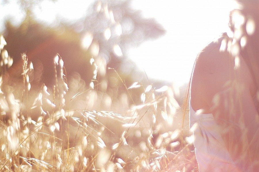 una persona, gente, mujer, atardecer, fondo, reflejo, sol, libertad, relax, primavera, verano, campo, exterior, tiempo libre, campo, 