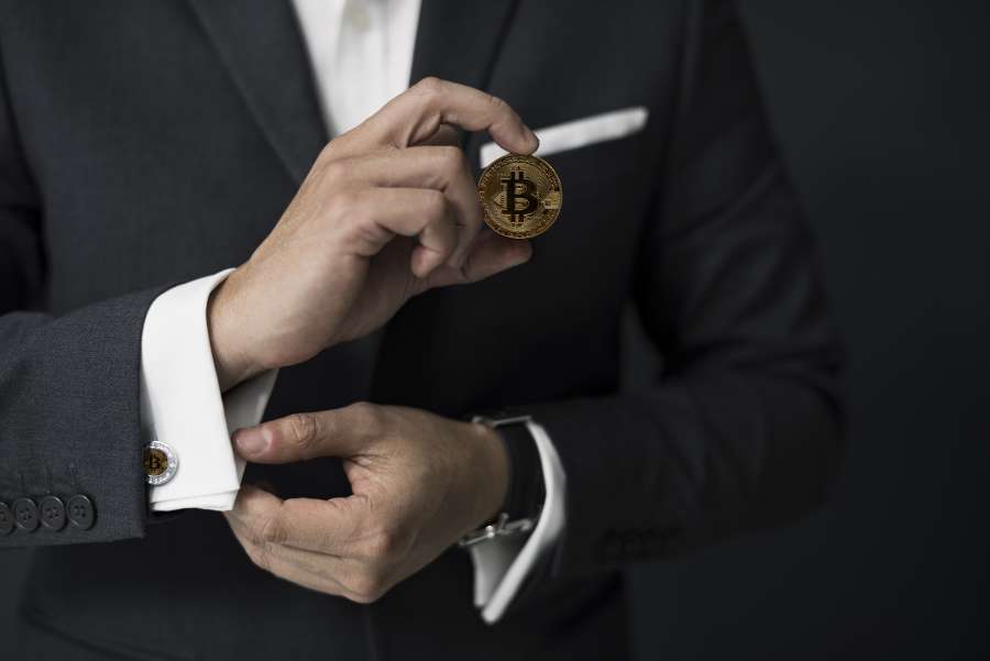 dinero, acuñar, bitcoin, negocio, empresario, hombre, financiar, inversión, moneda, virtual, financiero, digital, fondo, tecnología, concepto, comercio, internet, intercambio, símbolo, economía, pago, bit, banca, electrónico, red, mercado, banco, criptografía, efectivo, traje, cripto, dorado, oro, criptomoneda, participación, mano, firmar, persona, Moneda criptográfica, negro, profesional, gerente, aislado, éxito, trabajo, crecimiento, paga, Btc, minería
