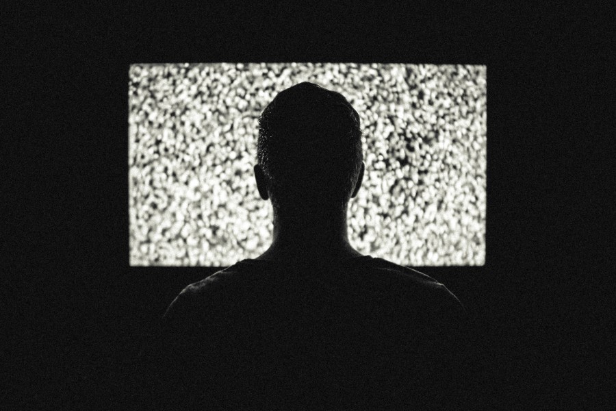 hombre, hipnotizar, control, tv, television, televisor, pantalla, blanco y negro, concepto, tecnologia, medios, informacion, 