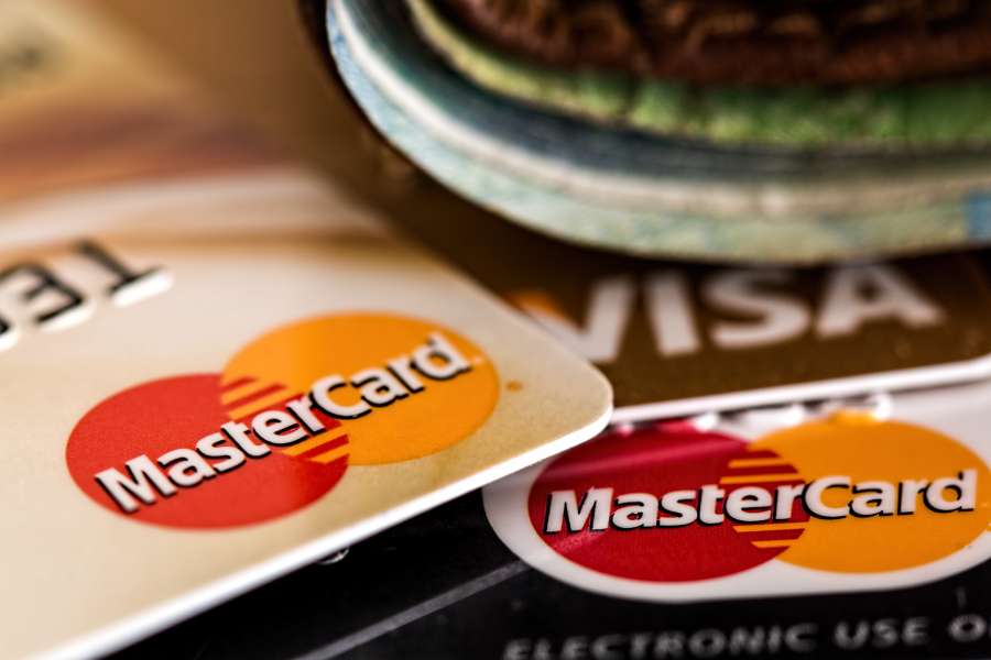 tarjeta de crédito, personas, pagar, recibir, dar, dinero, primer plano, tarjeta, cliente, tarjeta de crédito, venta, cajero automático, mano, crédito, comprar, dar, tienda, minorista, pago, consumismo, electrónica, pago, tenencia, vendedor,