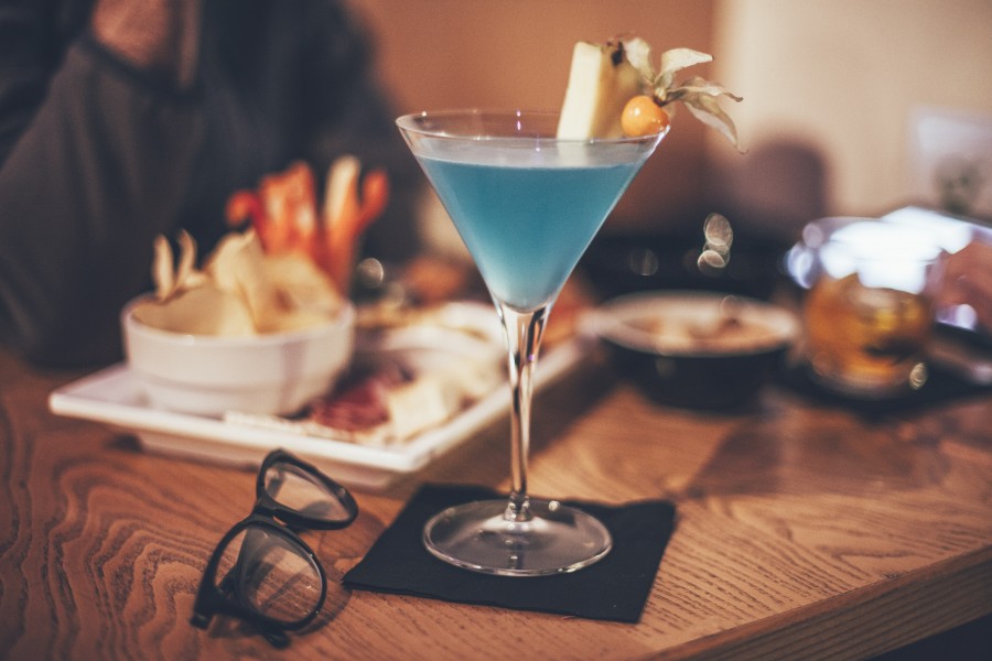 cocktail, bebida, trago, azul, copa, alcoholica, alcohol, bar, mesa, restaurant, interior, 