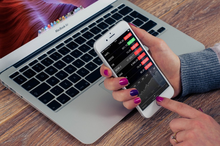una persona, gente, mujer, manos, finanzas, financiero, concepto, analytics, estadistica, celular, telefono, smartphone, trafico, tecnologia, 