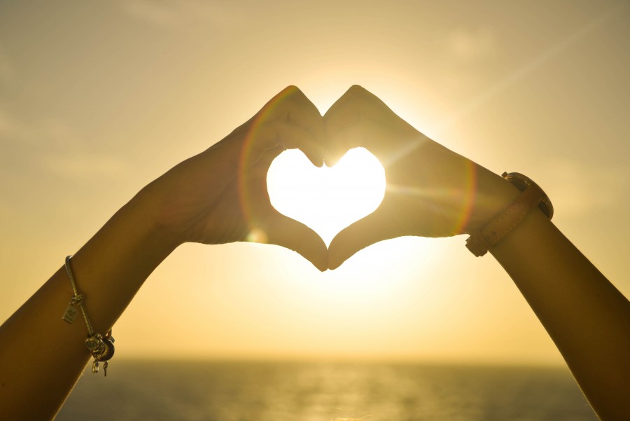 concepto, corazon, una persona, gente, mujer, manos, manos, atardecer, playa, vacaciones, viajar, viaje, amor, sentimiento, 