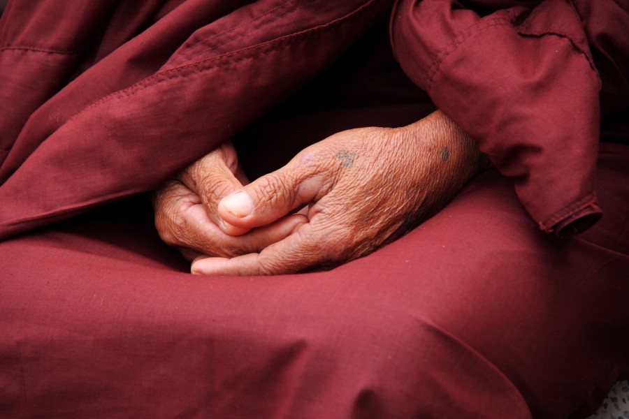 manos, manos, humanos, monje, budista, budismo, meditacion, meditar, posicion, rojo, tunida, adulto, arruga, vejez, tranquilidad, actividad, sentado, 
