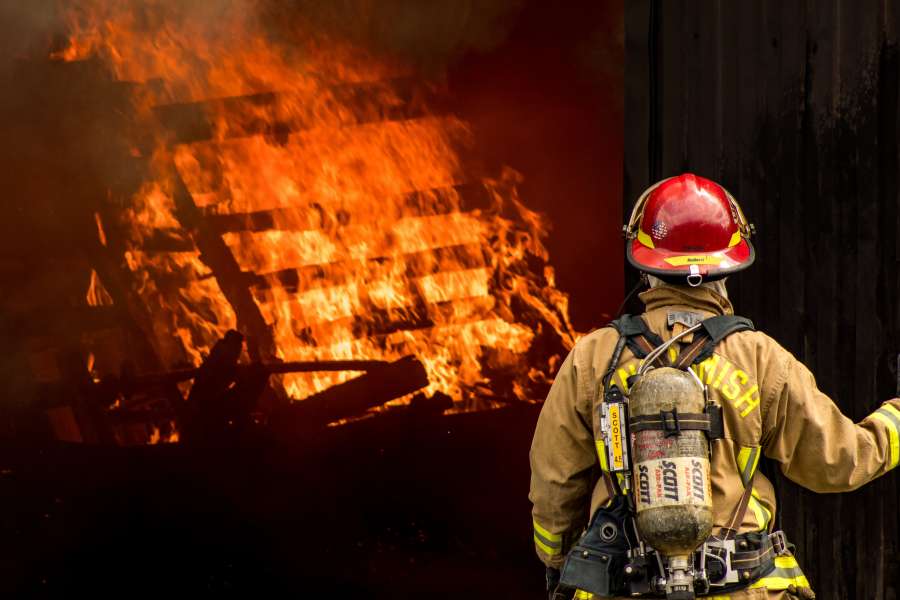 fuego, bombero, emergencia, peligro, alarma, hombre, peligroso, humo, bombero, quemar, casco, calor, héroe, servicio, manguera