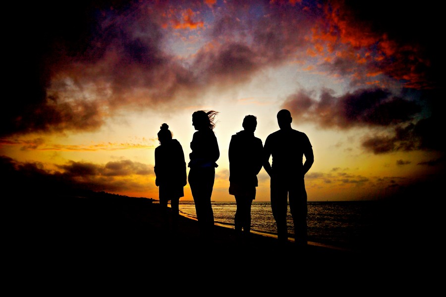 grupo, gente, cuatro, atardecer, ocaso, puesta de sol, playa, costa, silueta, vacaciones, verano, viajar, viaje, amistad, amigos, 