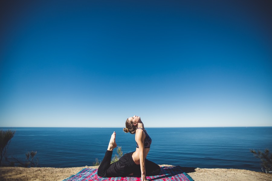 mujer, yoga, ejercicio, practica, dia, meditacion, relajación, relax, deportes, estirar, estiramiento, joven, 20 años, aire libre, actividad, salud, playa