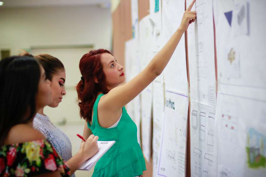 negocio, oficina, reunión, mujer, equipo, hombre, mujer de negocios, notas, gente, escritura, bolígrafo, trabajo en equipo, conferencia, corporativo, trabajando, grupo, profesional, hembra, empresario, presentación, sentado, seminario, blanco, adentro, tomando, Colegas, educación, mano, masculino, formación, ocupación, papeleo, Ejecutivos, persona, de cerca, personal, tomando notas, adulto, papel, aprendizaje, moderno, lugar de trabajo, joven, obrero, Nota, negro, sonriente, documento, participación, plan
