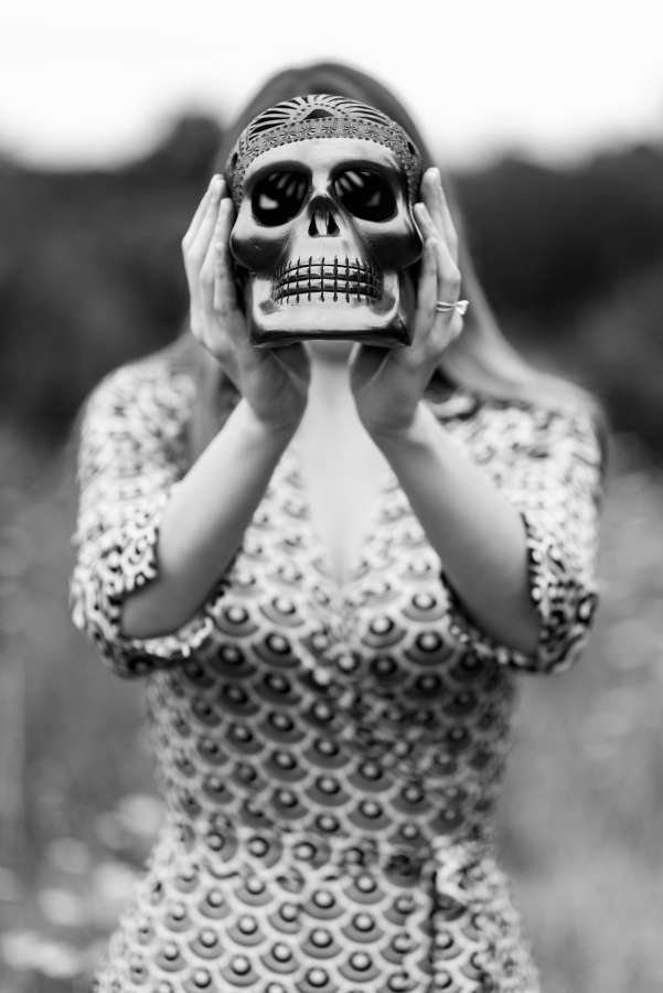 Persona, Máscara, Cráneo, Cerámica, Sostener, Anillo, Estar de pie, Oscuro, Muerte, Embrujada, Mujer, Blanco y negro. Mexico 
