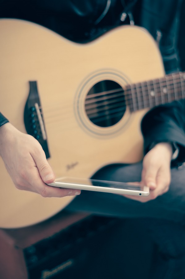 guitarra, musica, una persona, gente, hombre, musico, ipad, tecnologia, primer plano, criolla, acustica, 