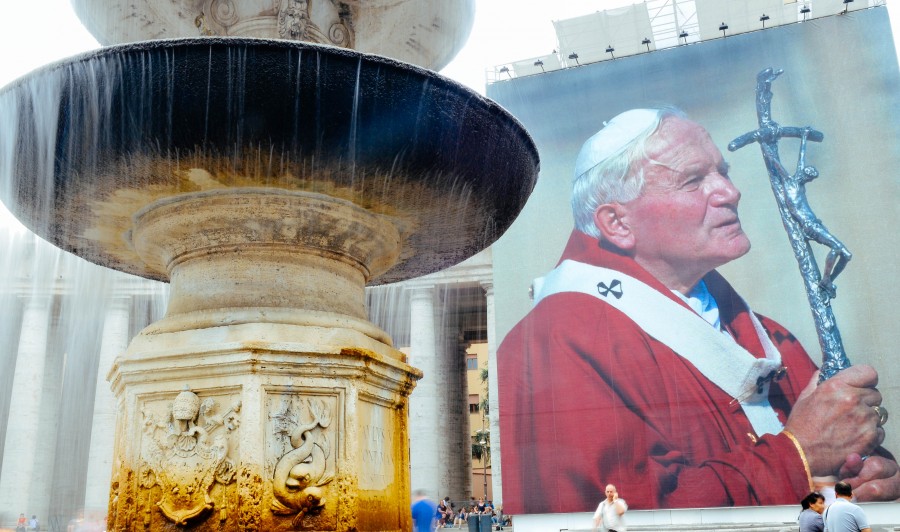Fuente, religion, Roma, Plaza de San Pedro, El Vaticano, ciudad, descubre, italia, religioso, turismo, turista, viaje, vacaciones, papa, Juan Pablo II, Europa,