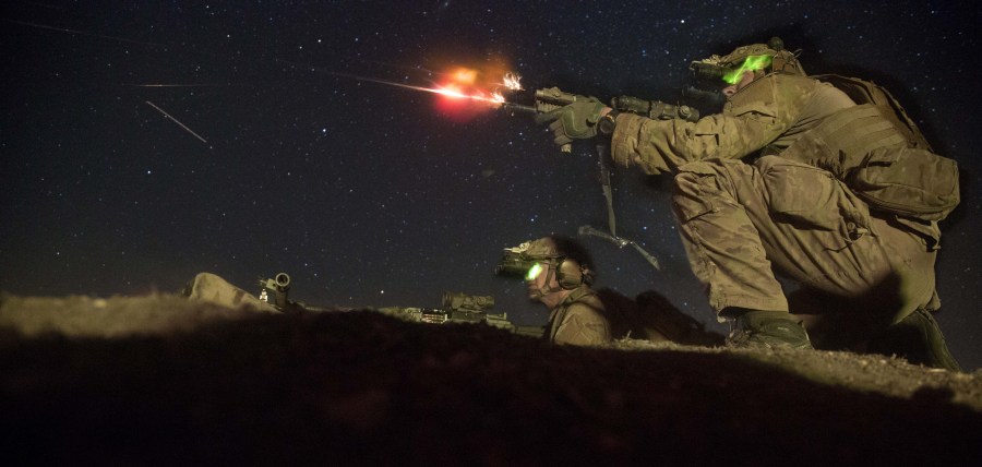 arma, armas, soldado, soldados, disparar, disparando, tiro, disparo, peligro, fuego, punteria, guerra, gente, militar, militares, tactica, entrenamiento, 