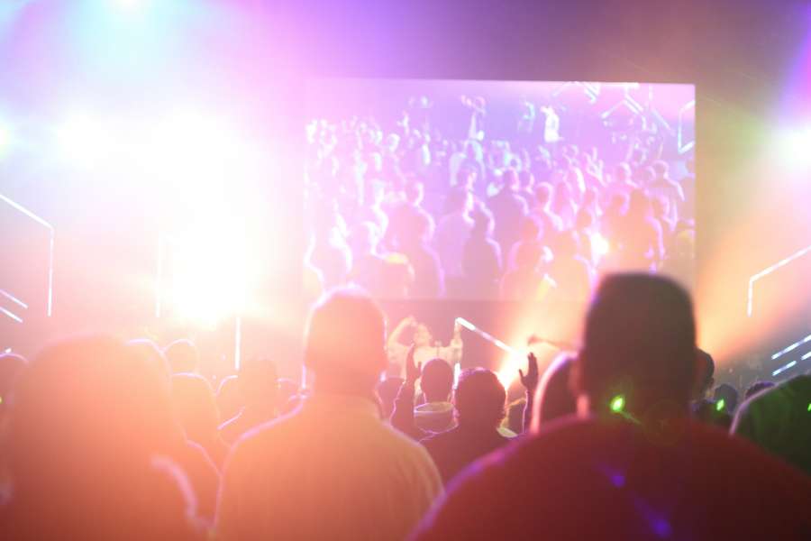 concierto, recital, evento, luz, luces, iluminado, multitud, gente, reflejo, interior, musica, musical, 