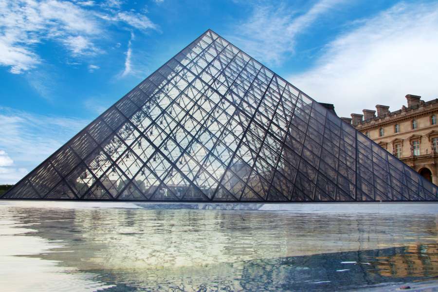 arquitectura, arte, atracción, hermosa, azul, edificio, nubes, cultura, dia, diseño, destino, dramatico, entrada, europa, europeo, exposicion, famoso, francia, frances, vidrio, dorado, historico, historia, hito, paisaje, lumbrera, espejo, moderno, monumento, museo, palacio, paris, lugar, estanque, piramide, cola, reflexionando, reflexion, forma, cielo, piedra, soleado, turismo, turista, viajes, agua,Louvre 