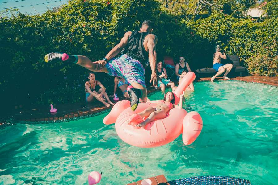 fiesta, divertido, verano, agua, piscina, fiesta, fondo, vacaciones, azul, cartel, viajar, inflable, invitación, al aire libre, nadando, evento, nadar, sol, temporada, feliz, tropical, gente, ver, mujer, amarillo, amigos, parte superior, joven, juguete, ola, gráfico, grupo, mar, bikini, hombres, plantilla, flotante, pelota, ocio, flotador, caucho, color, hora de verano, 3d, sonriente, flamenco, saltando,
