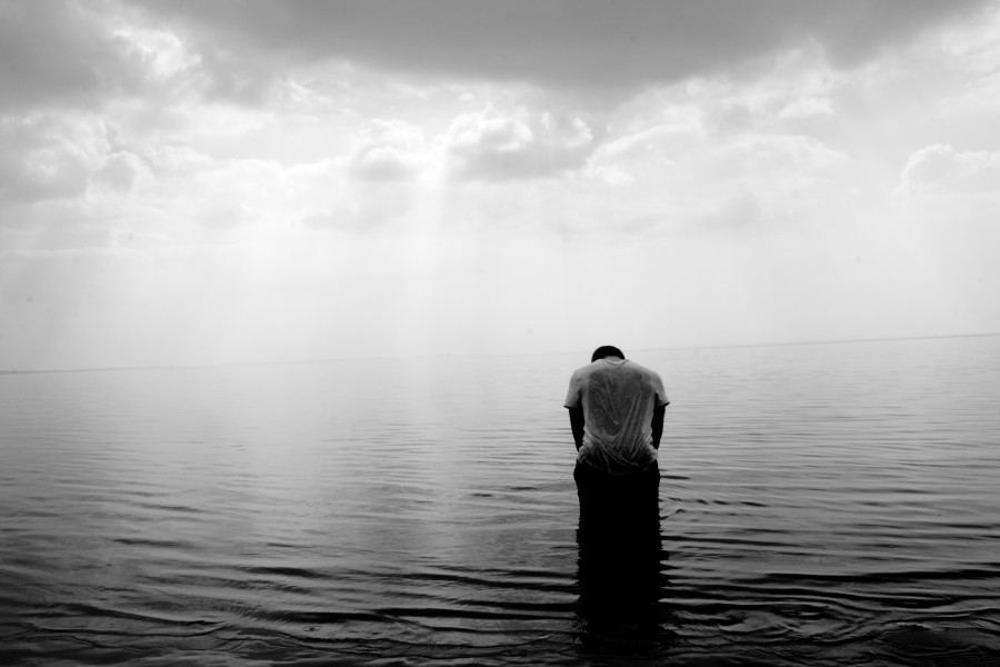 una persona, gente, hombre, blanco y negro, mar, agua, soledad, concepto, triste, tristeza, melancolia, mojado