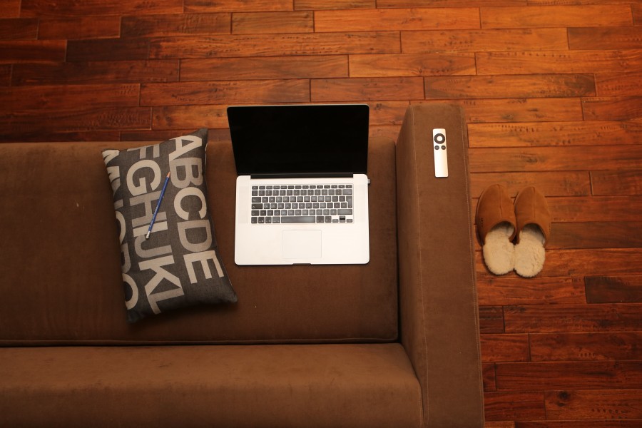oficina en casa, portátil, casa, sofá, canapé, equipo, ordenador portátil, tecnología, relajada, móviles, la comunicación, red, salón, macbook, apple, a distancia, almohada, lápiz, zapatillas, frondosas, pisos, condo, desván, apartamento , fotos gratis,  imágenes gratis