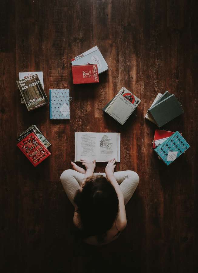 una persona, gente, mujer, nia, interior, lectura, leer, libro, libros, literatura, 