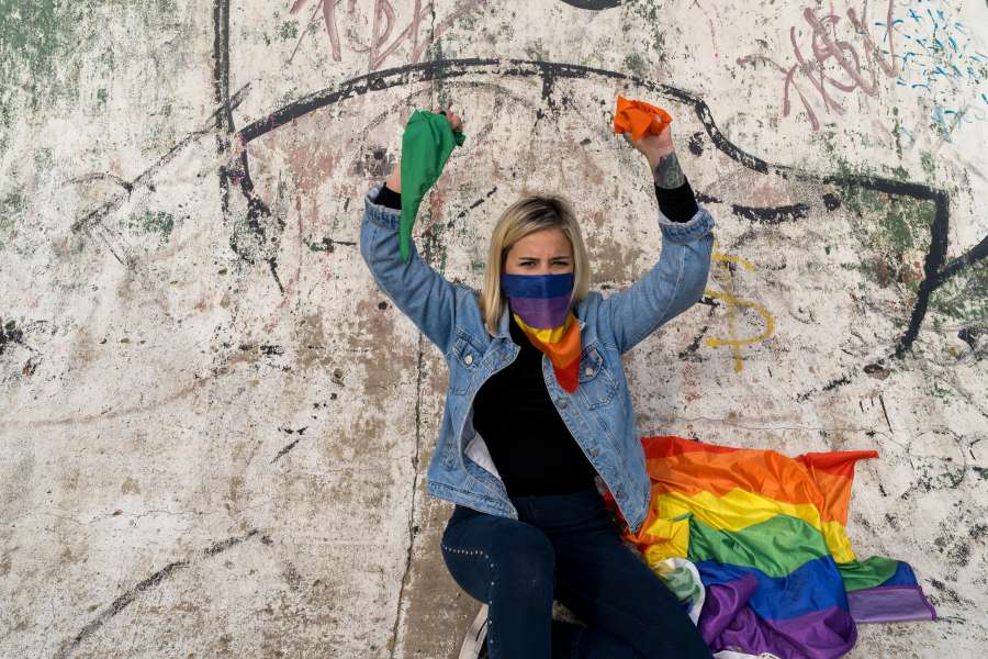 bandera, bisexual, celebración, color, colorido, comunidad, pareja, igualdad, hembra, bandera, libertad, gay, verde, feliz, homosexual, homosexualidad, aislado, lesbiana, lgbt, lgbtq, vida, estilo de vida, amor, naranja, desfile, paz, gente, orgullo, arco iris, rojo, derechos, sexo, sexual, letrero, símbolo, tolerancia, transgénero, transexual, mujer, mujer, amarillo, aislamiento social, joven, pañuelo verde, 
