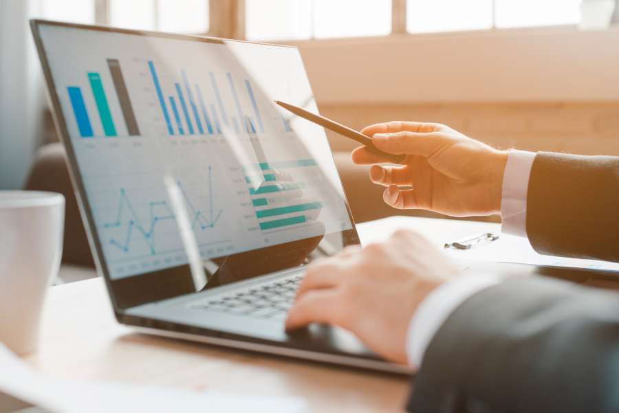 apartamento, navegación, gráfico, comercio, conexión, ciberespacio, escritorio, escritorio, empresario, financiero, autónomo, grafico, crecimiento, interior, infografía, inversión, trabajo, ordenador portátil, sala, cuaderno, en línea, profesional, programador, estadística, valores , estudiante, mecanografía, utilizando, aplicación, empresario, interior, masculino, noche, persona, trabajo, anónimo, negocio, comunicación, computadora, noche, casa, hombre, tecnología, vista trasera, digital, casa, mesa, atuendo casual
