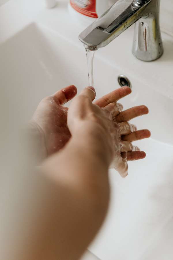 agua, lavado, higiene, mano, manos, hombre, tiro del estudio, limpio, una persona, caucásico, belleza, salud, vertical, imagen en color, fotografía, personas, baño, cerrar, tazón, verter, cuidado, frescura, piel, mojado, espuma, sanitario, movimiento, mano humana, salpicaduras, grifo, fregadero, casa, dedo, corriente, personal, líquido, higiénico, limpieza, jabón, mujer, cuidado de la piel, cuidado del cuerpo, espacio de copia, grifo, vida saludable, enfoque diferencial , adulto mayor, adulto maduro, senior, corte, limpieza, puro, masculino, enfermedad, estilo de vida, parte de, jabón sud, vida doméstica, primer plano, blanco, masaje, remojo, artificial, cuidado del cuerpo, uña, aseo, moda , manicura, solo mujeres, uñas, concepto, tendencia, esmalte de uñas, adulto joven, vista de ángulo alto, cuidado de la piel, goteo, delicado, lavado a mano, enjuague, grúa, verter, palmas, cuerpo, jabón, protección, correr, lavar, crema, persona, burbujas, lavabo, saludable, espumoso, baño, microbios, primer plano, bacterias, humano, interior, rutina, cuidado de la salud, cocina, puramente, recortado, en pie, edificio de catering, cupp ed, pureza, fondo blanco, gota, flujo, bebida, consumo de agua, vintage, mujeres jóvenes, válvula, portero de cocina, goteo, personal, intensidad de flujo, adulto medio, 30s, trabajo, restaurante, limpiador, 25-29 años, cocina comercial, apariencia caucásica, hotel, cromo, delantal, disentería, domicilio, jabón líquido, coronavirus, método, crisis, covid19, enfoque, casa, acero inoxidable, luz solar, mañana, dedos, limpieza, virus, pandemia, correcto, de, artículos de tocador, burbujas, ocio, manos juntas, ocupación, tiro, drenaje, cerámica, cólera, chorro, cantidad de flujo, saneamiento, prevención, enfermedad, economía, llave de paso, descarga de agua, desechos, funcionamiento, parte, parte del cuerpo humano, lavabo, metal, baño doméstico, apartamento, infección, calor, frío, lavabo, desinfección, hepatitis

