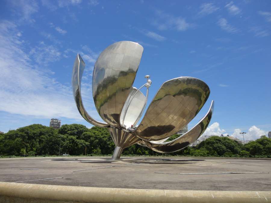 Monumento, urbano, parque, turismo, arquitectura, ciudad, Buenos Aires, flor, Turismo, Argentina, viajar, Sudamerica, fondo, hermoso, paisaje urbano, antecedentes históricos, floralis generica, al aire libre, al aire libre, estilo de vida, recoleta, hitos, icono, escena urbana, metal, Flor de acero, cuadrado, Melatica, Puntos turísticos, punto de referencia, Fotografía urbana, Cultura argentina
