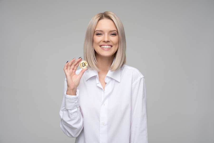bitcoin, mujer, financiero, dinero, financiar, mano, moneda, cripto, negocio, criptomoneda, acuñar, dorado, intercambio, concepto, banca, sonrisa, virtual, bit, pago, oro, mercado, fondo, internet, electrónico, comercio, símbolo, hembra, joven, contento, niña, banco, economía, efectivo, Btc, minería, web, blanco, hermosa, persona, caucásico, digital, aislado, retrato, tecnología, metal, comercio, mujer de negocios, participación, firmar, red
