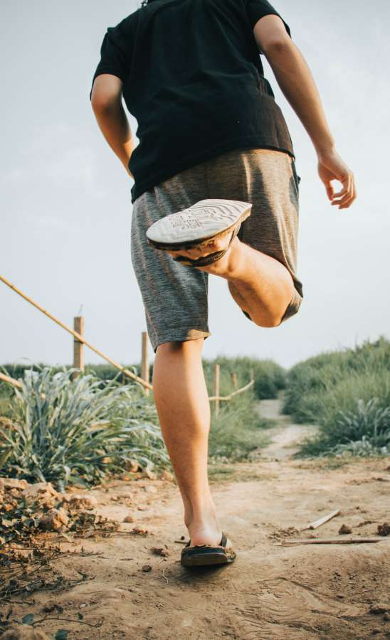 Saludable, carretera, corredor, formación, resistencia, atleta, ejercicio, correr, maratón, deporte, sendero, naturaleza, movimiento, activo, aventura, libertad, verano, zapatos, correr, entrenamiento, fitness, estilo de vida, éxito, hombre, rural, Deportes, trotar, árbol, sendero, al aire libre, parque, cruz, mojado, apagado, al aire libre, adulto, extremo, competencia, personas, puesta de sol, país, sol, luz solar, bosque, musculoso, mujer, hierba, suciedad, campo a través, ajuste, cuerpo, energía, recreación, raza, acción, bienestar, sudor, mañana, construir, inspiración, actividades, amanecer, charco, atlético, vitalidad, agua, dietas, pesado, deportista, uniforme, hombres, cruce, terreno, salpicadura, sucio, barrera, madera, día, duro, soltar, estilos de vida, cielo, persona, acciones, jóvenes, mujeres, escena, basculador, caucásico, entrenador, recreativo, búsqueda, masculino, ocio, felicidad, pantalones cortos, belleza, ultra, calzado, rodillas, bosque, caminar, volcán, fangoso, camino, solo, atletas, ropa deportiva, excursionistas, paso, piernas, de, caminar, blanco, sonriente, nieve, nevado, corredores, muslos, invierno, velocidad, ank Les, bokeh, hembras, niña, desierto, resfriados, rocas, caminata, emociones, senderismo, dos, alegre, congelado, inferior, pareja, azul, ejercicio, montañas rocosas, adultos, montañas, humanos, uno, sprint, montaña, victoria, Ropa, no urbano, temprano, ángulo, bajo, trote, zapato, color, relajación, movimiento, vista, disfrute, acantilado, lodo, tierra, corredor, pantano, barro, hombres, equipo, largo, afuera, trabajo, campo, puntería, actividad, pies, pierna, fuera, lodo, recortado, músculo, planta
