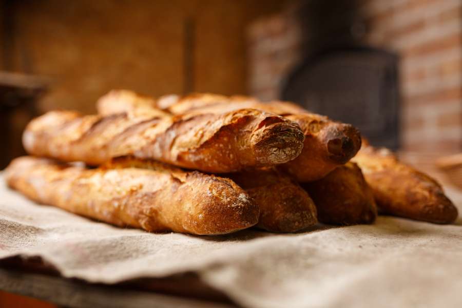 pan, comida, fresco, panadería, trigo, masa, sabroso, pan, saludable, harina, marrón, corteza, hornear, comida, bollo, horno, panadero, caliente, nutrición, blanco, grano, calentar, desayuno, rústico, tradicional, delicioso, panadería, trabajo, fabricación, hecho en casa, crujiente, fondo, barra de pan, pasteles, fabricación, industria, gastrónomo, recientemente, fabricar, calor, barra de pan integral, horneado, lugar de trabajo, baguette, máquina, rollo de pan, mecanismo, naturales, de madera, francesas