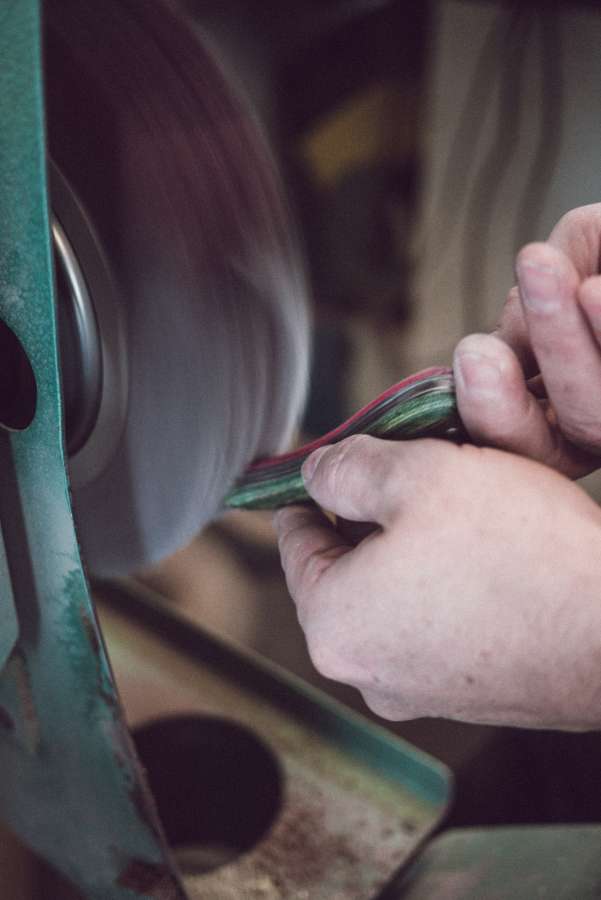 industrial, amoladora, hombre, equipo, herramienta, obrero, acero, metal, mano, trabajo, taller, industria, molienda, fábrica, máquina, fabricación, eléctrico, hierro, trabajo, poder, servicio, mecánico, seguridad, ingeniería, construcción, pesado, fuego, chispa, abrasivo, mecánico, edificio, instalador, ángulo, cortar, movimiento, corte, espada, lado, circulo, maquinaria, moscas, gente, detalle, tubo, guantes, eléctrico, azul, cortador, ligero, brillante
