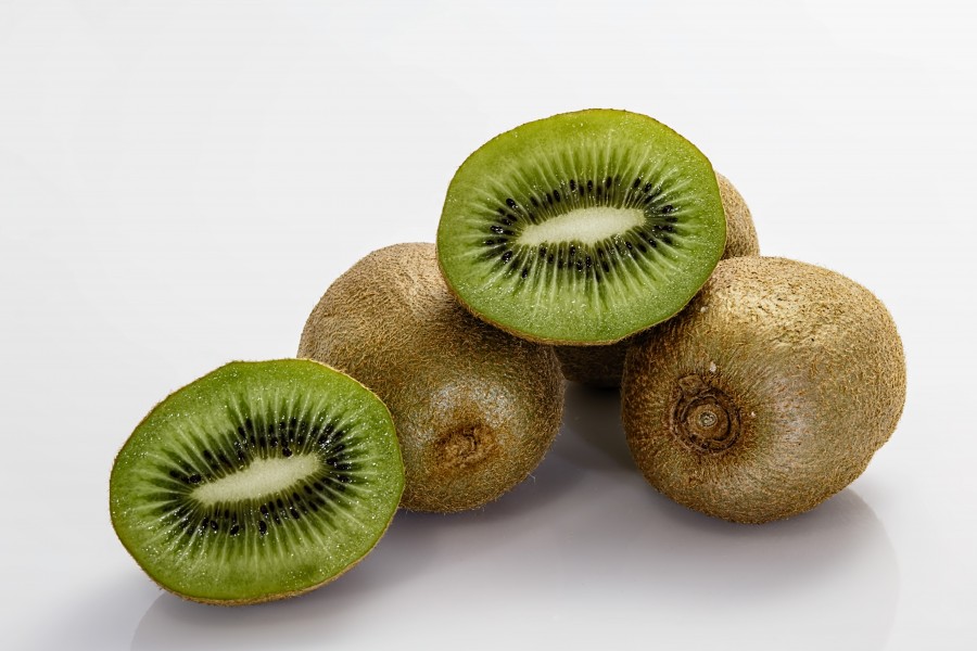 kiwi, frutas, frutas, comidas, verde, mitad, fondo blanco, 