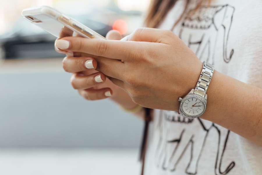 Teléfono, Uñas, Manos, Reloj, Mirando al teléfono, Tecnología, Tecnología, Dedo, Iphone, Teléfono inteligente, Moda, Estilo, Mano