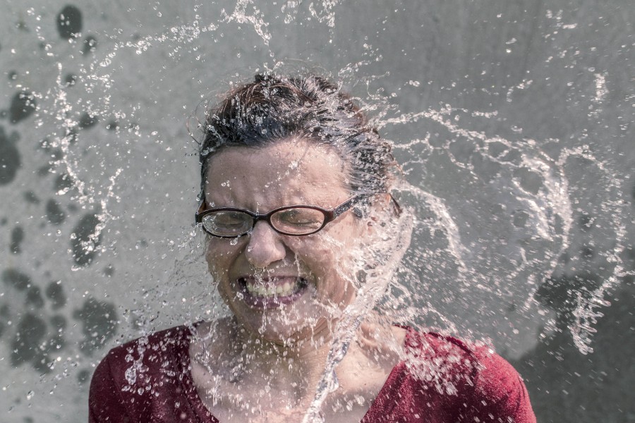 concepto, una persona, gente, mujer, adulto, splash, agua, baldazo, mojado, mojar, 