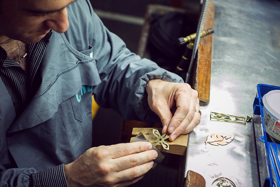 joyero, joyeria, industria, arte, artesanal, artesano, metales, trabajo, hombre, joven, 30 años, trabajo, trabajar, taller, diseño, gente, 