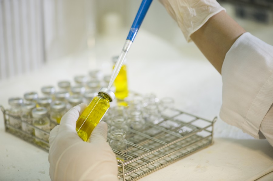 una persona, gente, tubo, ensayo, laboratorio, ciencia, quimica, medicina, interior, vacuna, vacunas, antibiotico, salud, 
