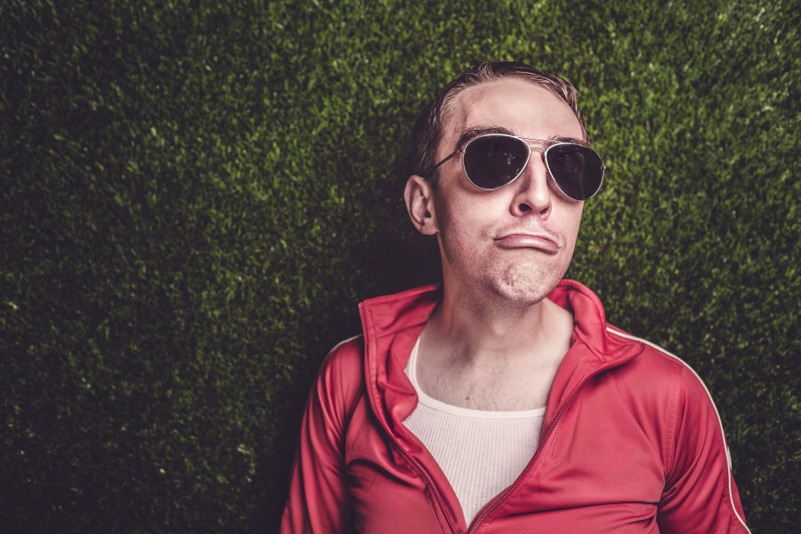una persona, gente, hombre, 40 años, gracioso, divertido, exterior, deportes, deportivo, vitalidad, campera, rojo, lentes de sol, 