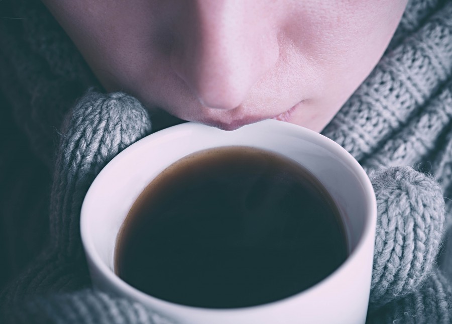 una persona, gente, mujer, guantes, guante, tejido, lana, frio, cafe, taza, bebida, caliente, invierno, concepto, 