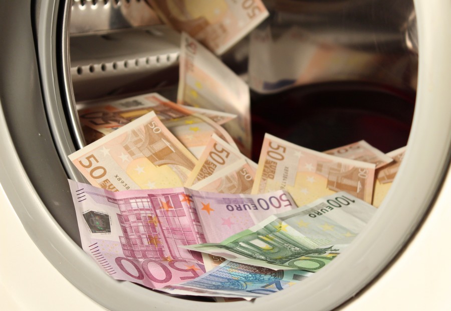 euro, euros, economia, finanza, finanzas, concepto, lavado, lavar, dinero, corrupto, corrupcion, coima, sucio, billete, billetes, dudoso, delito, fuga, 