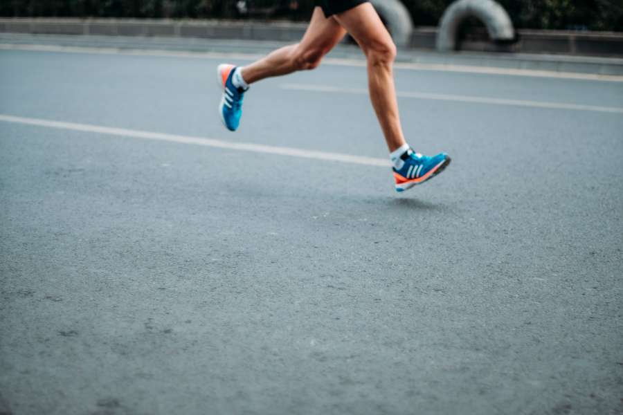 Corredor, estilo de vida, maratón, ejercicio, trotar, saludable, fitness, deporte, ajuste, entrenamiento, al aire libre, carrera, piernas, correr, atlético, entrenamiento, jogger, verano, zapatos, cuerpo, activo, atleta, correr, acción, puesta de sol, hembra, mañana, persona, sendero, hombre, niña, carretera, amanecer, calzado, salud, personas, naturaleza, recreación, mujer, solo, tenis, bienestar, afeitado, joven, actividad, ser, cadera, pies, auriculares, inicio, filtrado, tonificado, exterior, pasos, urbano, adulto, ultra, ropa deportiva, dos, excursionistas, muslos, hombre, rocas, senderismo, pantalones cortos, volcán, hombres, caminar, tobillos, corredores, rodillas, desierto, pareja, musculoso, auténtico, Paso, ruta, caminata, móvil, atletas, inferior, caminar, campo, movimiento, deportes, entrenador, hierba, libertad, luz solar, azul, rojo, auriculares, teléfono inteligente, al aire libre, resistencia, inspiración, sendero, bienestar, montaña, dietas, cielo, suciedad, acantilado, disfrute, sprint, aventura, pérdida, música, inteligente, cardio, motivación, cordones, listo, piso, escucha, zapato, pie, pista, mujeres, tierra, encaje, aplicación, arriba, estadio, t ying, auriculares, teléfono, competencia, calentamiento, peso, calentamiento
