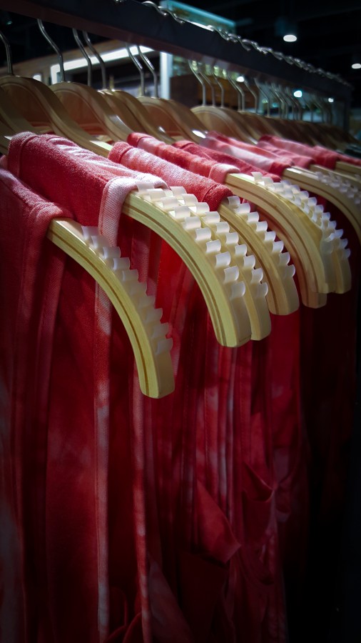Vestimenta, Estar colgado, Ir de compras, Venta al por menor, Vestido, Colorido, Primer plano, Textil, Luz del sol, Pequeña empresa, Variación, Elección, Nadie, Aire libre, Color, Día, For Sale - Frase en inglés, Fotografía, Horizontal, Puesto de mercado, ropa, moda, boutique, barra, perchas, eleccion, colgador, femenino, rebajas, vestido, indumentaria, traje, ropaje, prenda, ajuar, vestuario, atuendo, remera, remeras, colores