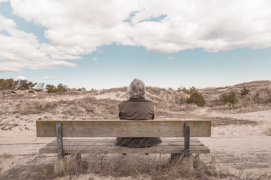 una persona, gente, hombre, adulto, banco, sentado, espera, esperar, esperando, tranquilidad, relax, 