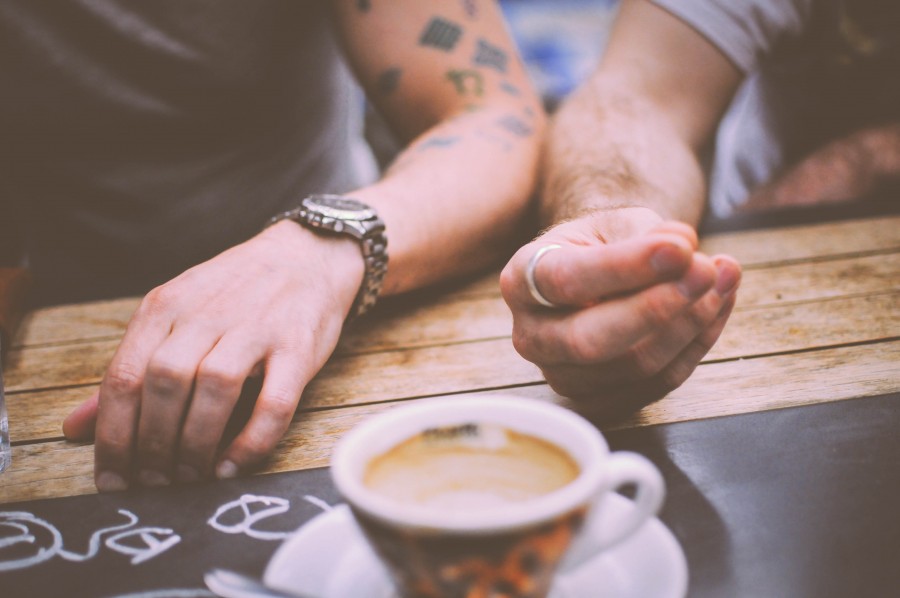Cafe, Dan Cooper, Ed Gregory, Stokpic, Mujer, parte del cuerpo, café, bebida, manos, inconformista, hombre, restaurante, retro, social, socialización, tatuaje,