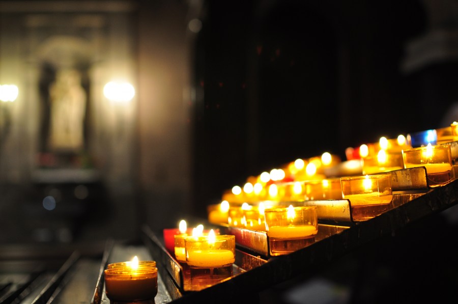 vela, velas, luz, encendido, interior, rezo, rezar, mucho, muchos, iglesia, luces, religion, catolico, catolica, 