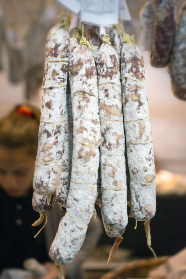 salami, cerdo, seco, ahumado, comida, carne, curado, venta, salchicha, mercado, diversidad, preservado, proteína, especiado, comercio, procesado, delicioso, gastronomía, producto, picante, típico, conjunto, colgado, macro, chorizo, Closeup, tradicional, cena, ingrediente, delicatessen, mercado, producción, gente, compra
