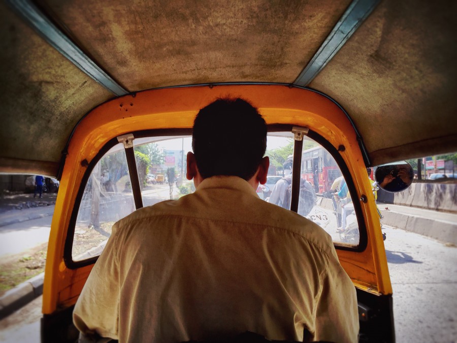 una persona, gente, hombre, adulto, taxi, moto taxi, motocicleta, cabina, conducir, conduciendo, india, china, asia, calle, urbano, viaje, viajar, 