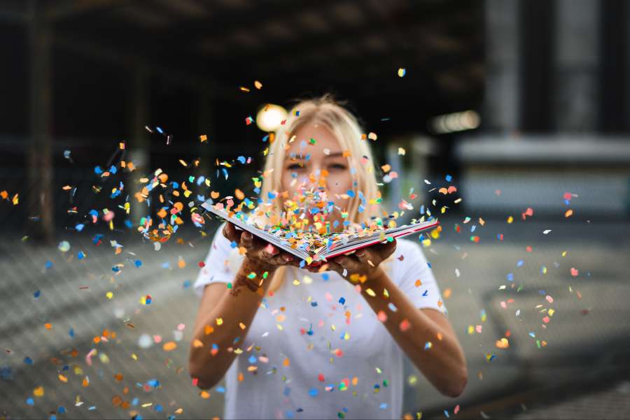 mujer, libro, rubia, celebración, niña, joven, hembra, hermosa, caucásico, retrato, feliz, adulto, expresión, éxito, alegre, día, divertido, educación, blanco, exitoso, cara, positivo, felicidad, victoria, celebrar, emocionado, persona, ganador, decoración, triunfo, logro, ganar, alegría, estudiante, sonreír, ceremonia, casa, conocimiento, rosa, estudiar, celebrando, estilo de vida, gesto, gritar, universidad, biblioteca, colegio, libro de texto, soplo, confeti,