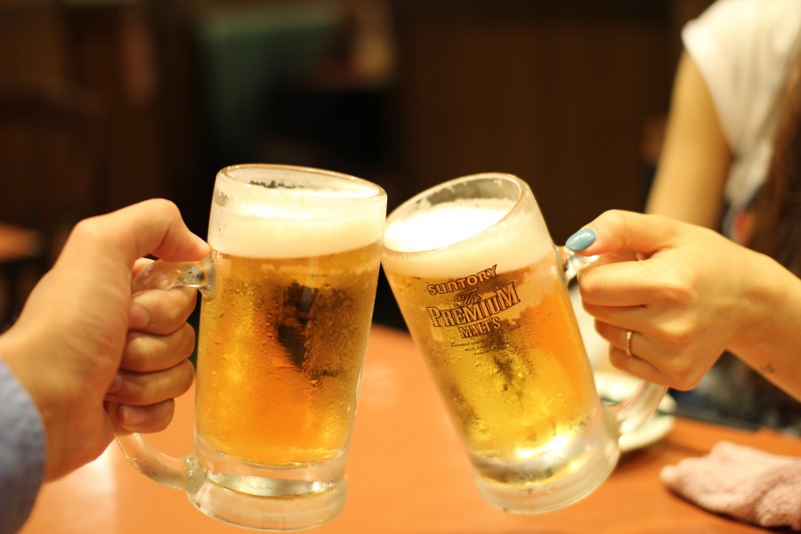 cerveza, brindis, chop, vaso, vasos, amistad, celebracion, festejo, celebrar, bar, noche, bebida, dos, pareja,